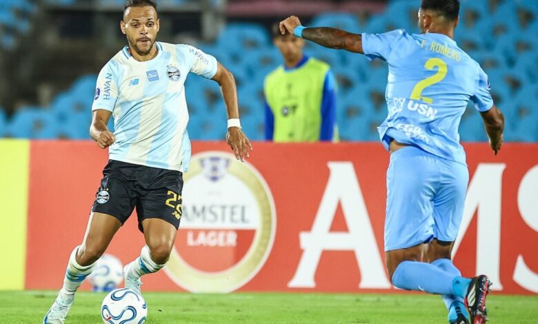 RS - FUTEBOL/CONMEBOL SULAMERICANA 2026 /GREMIO X MONTEVIDEO CITY TORQUE- ESPORTES - Lance da partida entre Gremio e Monstevideo City Torqye disputada na noite desta quarta-feira, no estádio Centenario, em Montevideo, valida pela Copa Sulamericana 2026. FOTO: LUCAS UEBEL/GREMIO FBPA