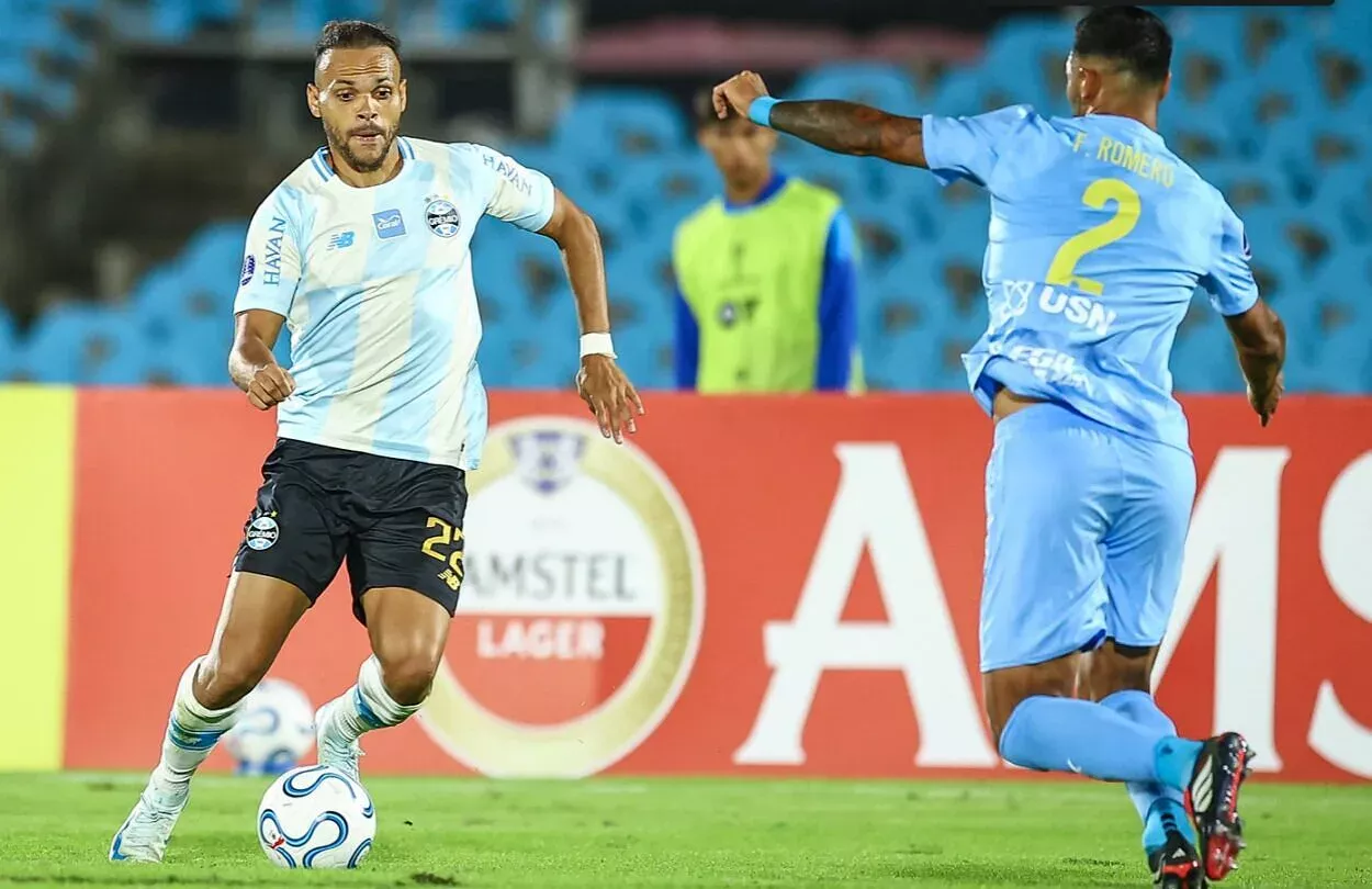 RS - FUTEBOL/CONMEBOL SULAMERICANA 2026 /GREMIO X MONTEVIDEO CITY TORQUE- ESPORTES - Lance da partida entre Gremio e Monstevideo City Torqye disputada na noite desta quarta-feira, no estádio Centenario, em Montevideo, valida pela Copa Sulamericana 2026. FOTO: LUCAS UEBEL/GREMIO FBPA