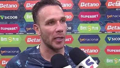 Arthur desabafa após derrota do Grêmio, fala do futuro e admite: "Não estamos felizes" Arthur do Grêmio