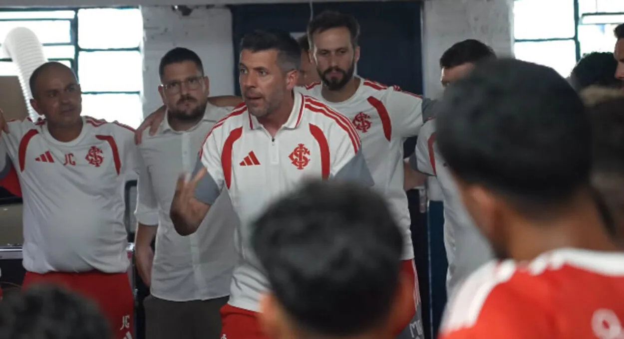 Vídeo mostra Pezzolano correndo para celebrar o empate com os jogadores do Inter Paulo Pezzolano pelo Inter