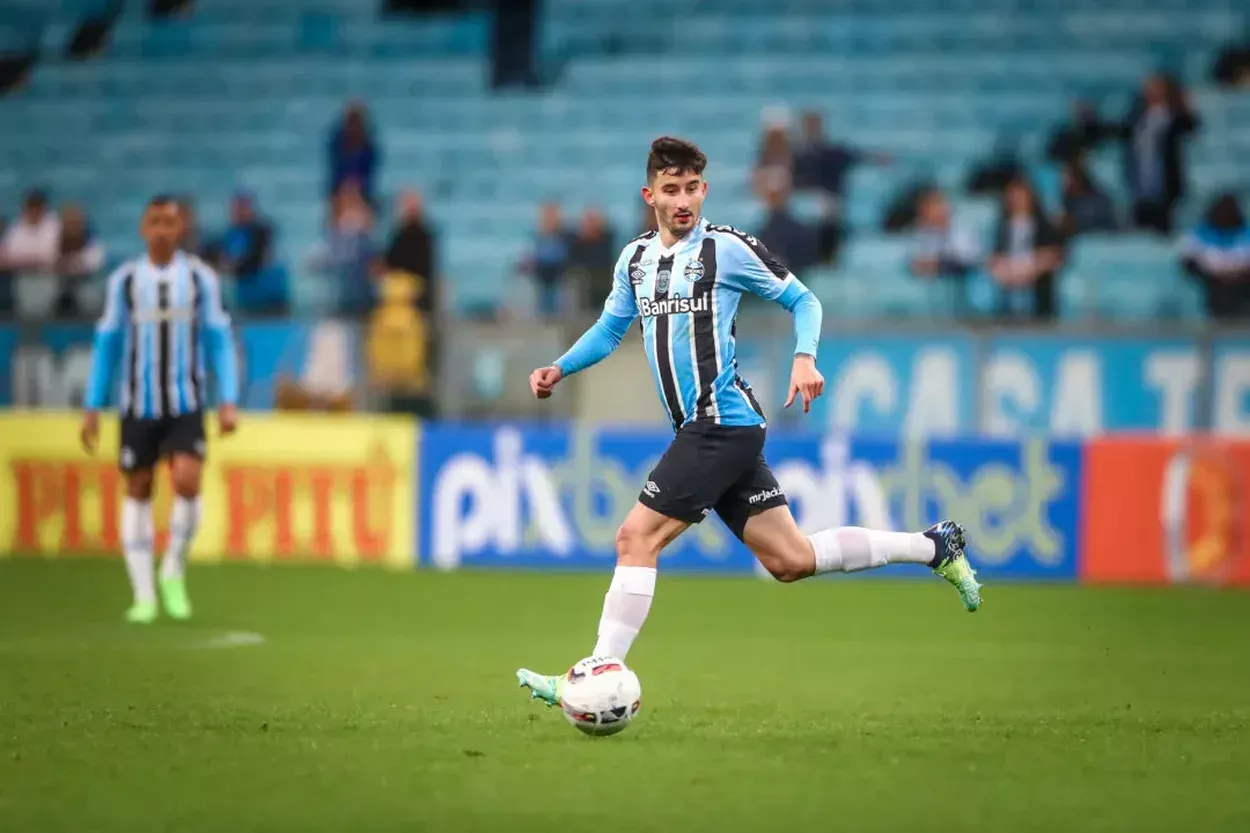 Villasanti volta a fazer um treino completo com os colegas do Grêmio: "Longo caminho" Villasanti pelo Grêmio é homem de confiança de Renato
