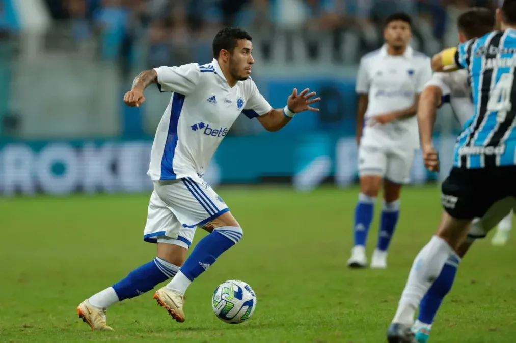 William do Cruzeiro duelou com Suárez na Arena