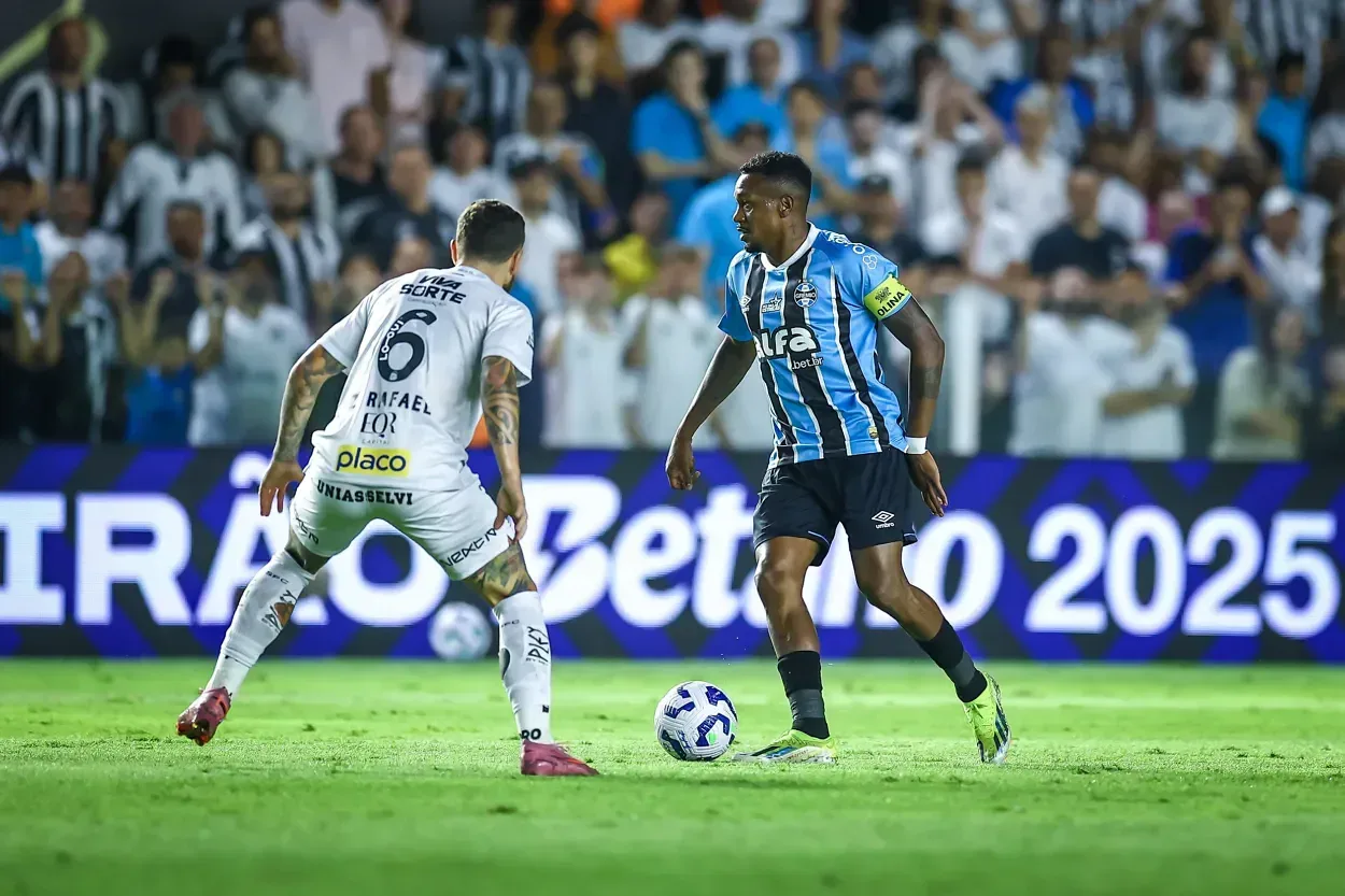 Luís Mário diz que Edenilson ainda jogaria no Grêmio e jornalista deixa estúdio ao vivo Grêmio Oficial / Flickr