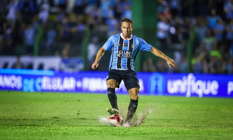 Permanência de Arthur no Grêmio "começa a ficar difícil", diz repórter Arthur brilha pelo Grêmio
