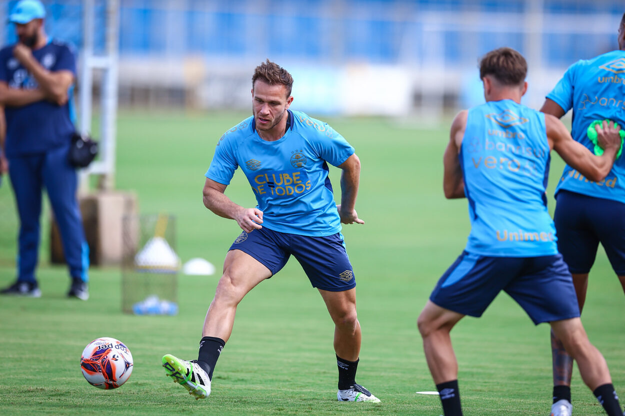 Saídas de Arthur e André Henrique aliviam folha salarial do Grêmio em R$ 2,3 milhões
