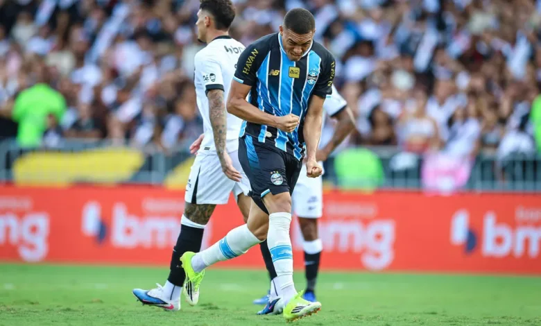 Narrador repercute "gancho" sofrido por Carlos Vinícius: "Pode complicar o Grêmio" Grêmio melhor