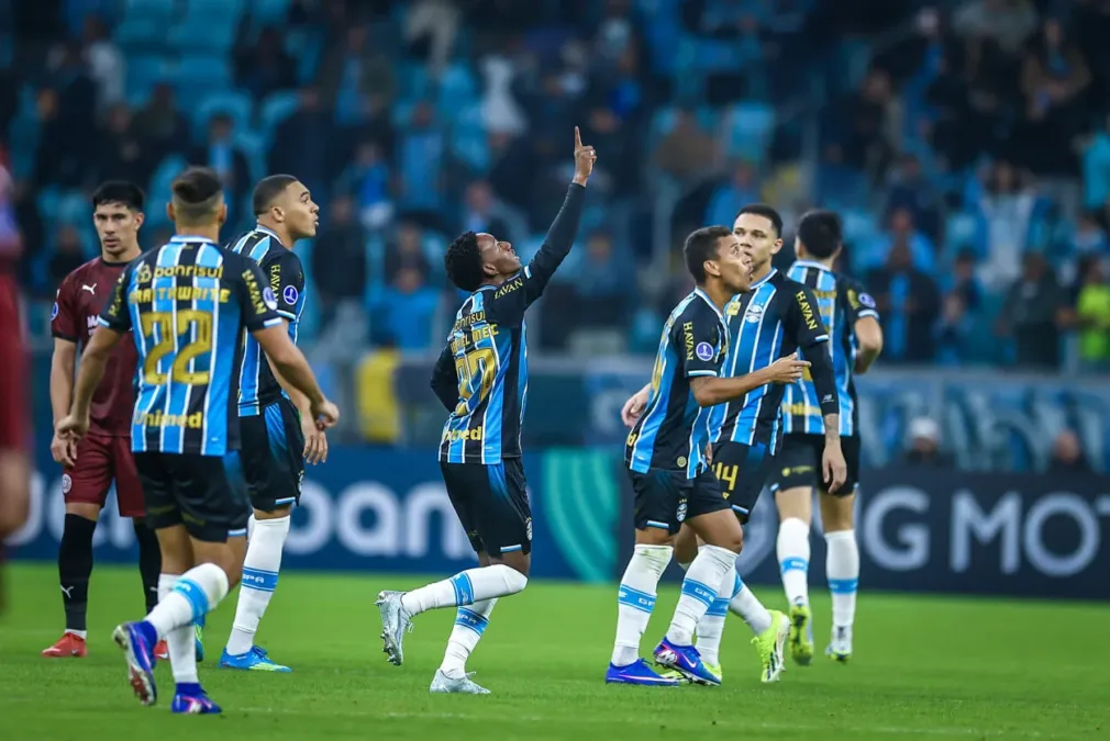 Carlos Vinícius pelo Grêmio