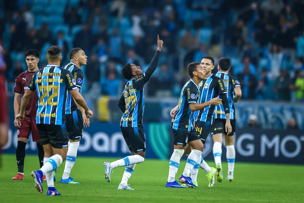 Carlos Vinícius pelo Grêmio