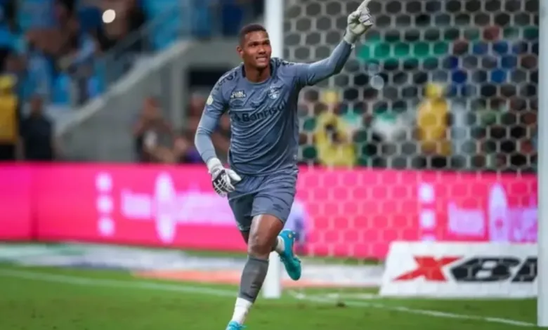 Goleiro Adriel, atuando em partida oficial do Grêmio