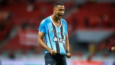 Centroavante posta texto de despedida ao Grêmio e fala em "grandes lembranças" André Henrique pelo Grêmio