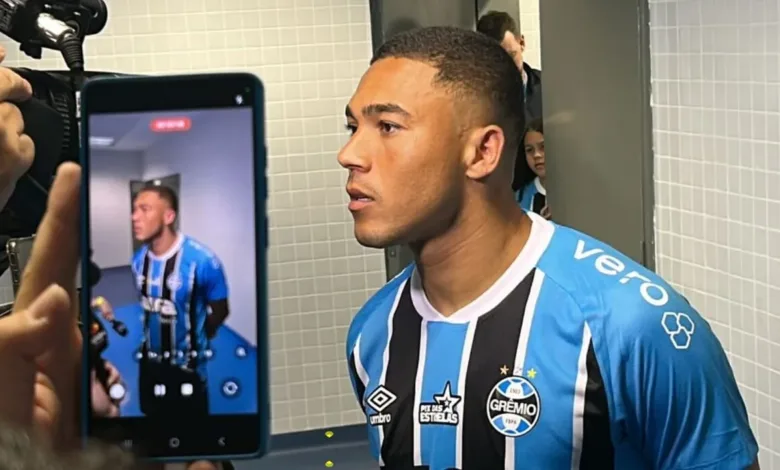 Carlos Vinícius, jogador do Grêmio concedendo entrevista na zona mista da Arena.
