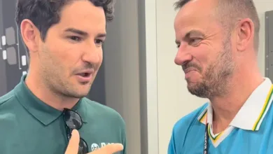 Direto da Copa, Vaguinha entrega camisa do Inter para Pato, que diz: "Amo o clube" Pato e Vaga