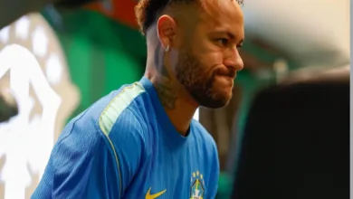 Neymar volta a trabalhar com os colegas, recebe "batismo" e brinca com jornalistas Rafael Ribeiro/CBF
