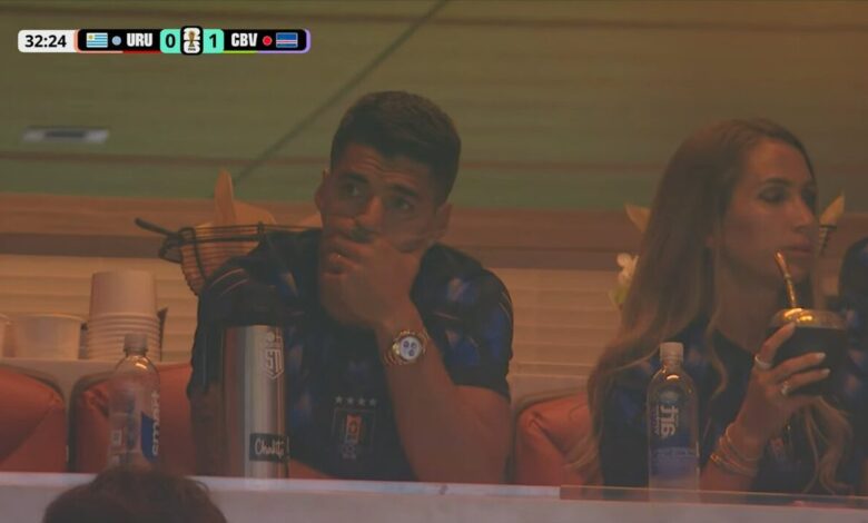 Suárez marca presença no estádio e sofre com drama do Uruguai na Copa do Mundo Suárez não conseguiu ver o Uruguai vencer