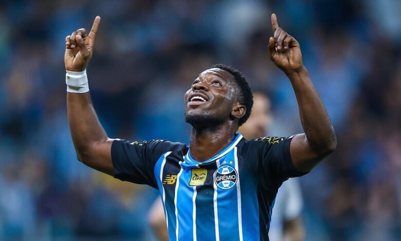 Amuzu comemora seu gol na vitóia do Grêmio po 2x0 contra o Confiança, na Copa do Brasil