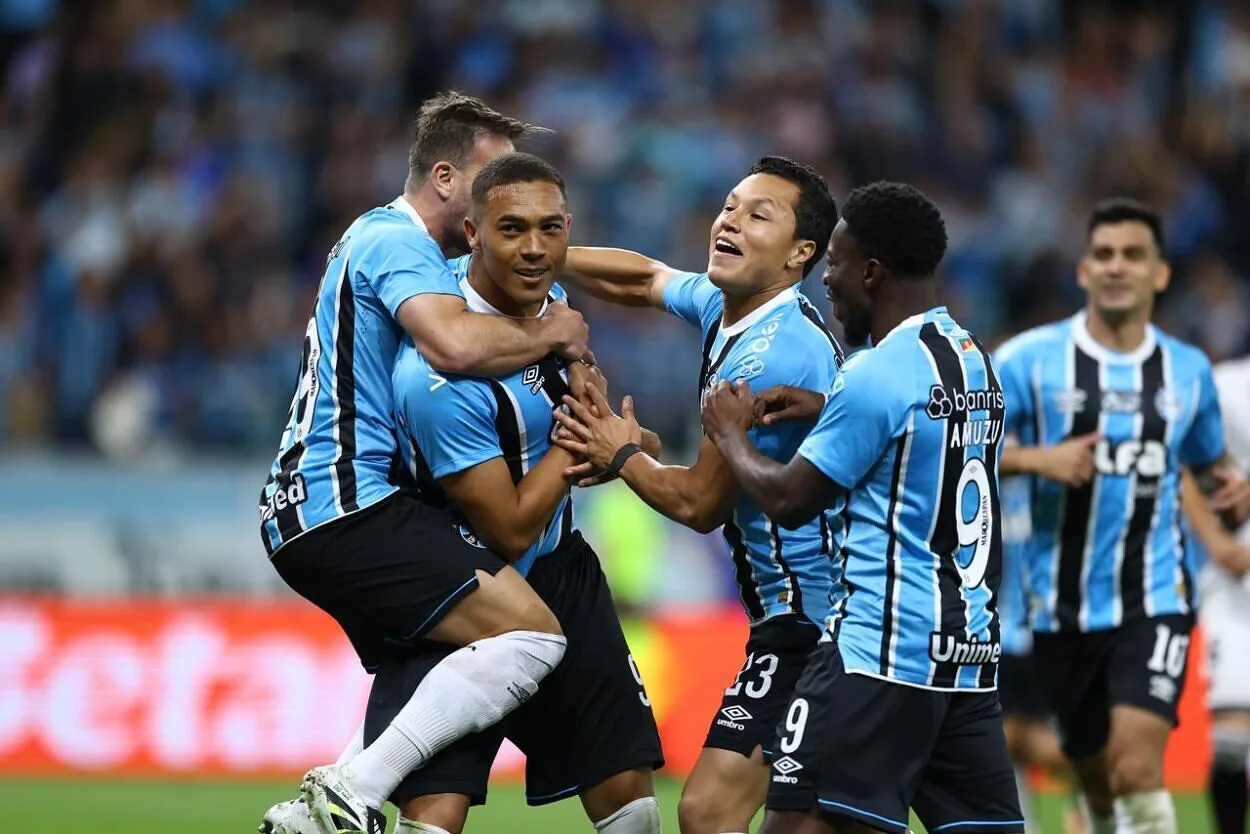 Carlos Vinícius, Marlon e Mec repercutem nova despedida no Grêmio: "Sucesso e te amo" Carlos Vinícius brilha pelo Grêmio