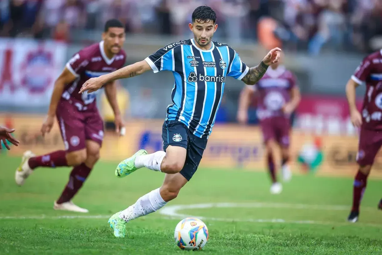 Técnico do Paraguai explica ausência de Villasanti e admite que "fator Grêmio" pesou Renato falou de Villasanti no Grêmio