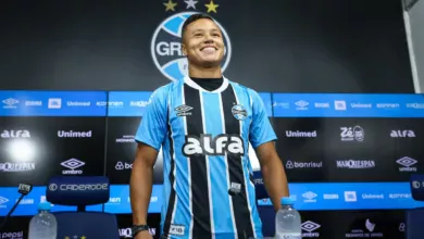 Marlon marca data para voltar a jogar no Grêmio e defende continuidade de Luís Castro Antes, treinado por Léo Jardim, no Cruzeiro, Marlon foi apresentado pelo Grêmio