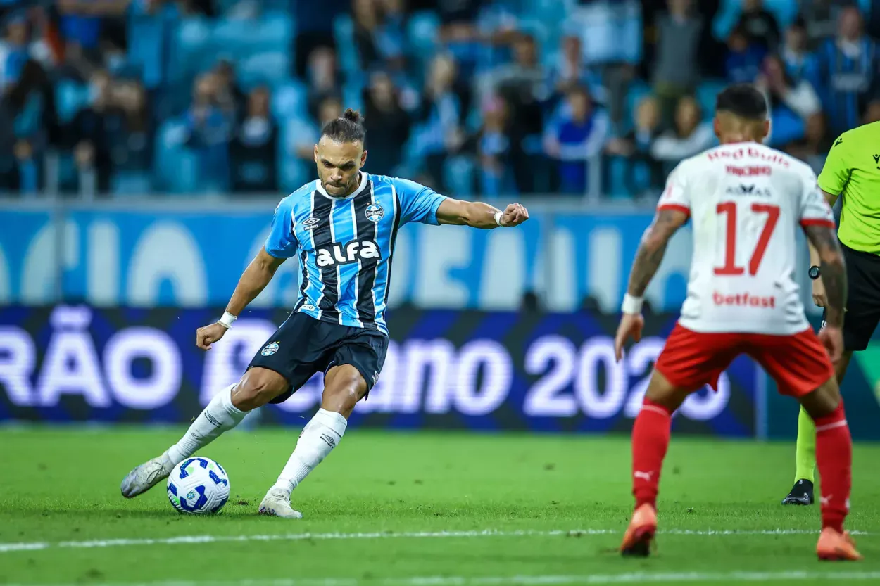 Com Dinamarca fora, atacante do Grêmio revela torcida na Copa e elogia França Braithwaite pelo Grêmio