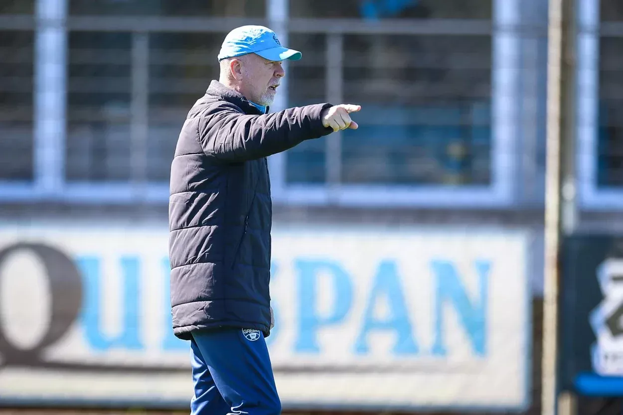 Mano Menezes celebra primeira vitória após sair do Grêmio e vê Peru vencer rival do Brasil Mano Menezes do Grêmio