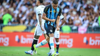 Narrador repercute "gancho" sofrido por Carlos Vinícius: "Pode complicar o Grêmio" Grêmio melhor