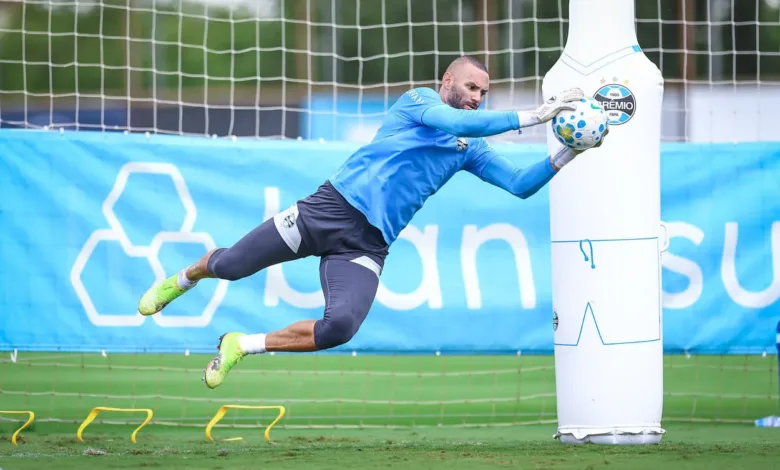 Maicon admite surpresa, mas celebra ida de Weverton para a Copa: "É do nosso Grêmio" Weverton pelo Grêmio