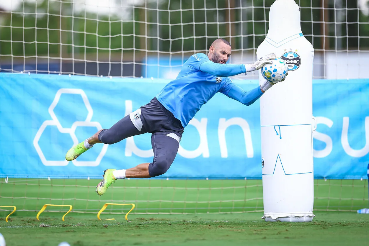 Maicon admite surpresa, mas celebra ida de Weverton para a Copa: "É do nosso Grêmio" Weverton pelo Grêmio