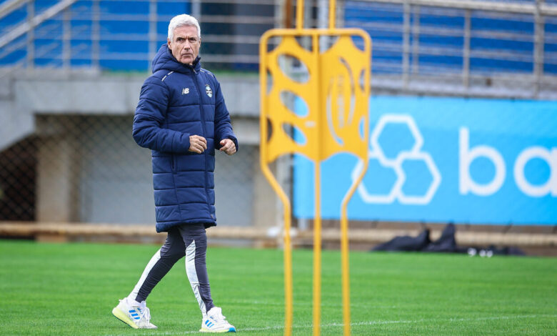 Sobre as chances de Luís Castro mudar de ideia e pedir para sair do Grêmio Grêmio hoje