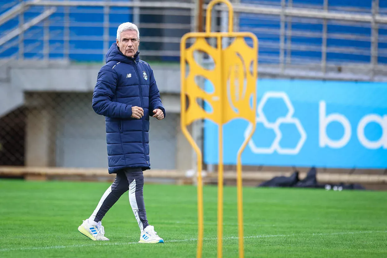 Sobre as chances de Luís Castro mudar de ideia e pedir para sair do Grêmio Grêmio hoje