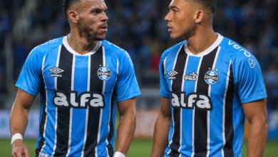 Atacante do Grêmio vira comentarista da Copa em transmissão da Rádio Gaúcha Matin Braithwaite e Carlos Vinícius, jogadores do Grêmio
