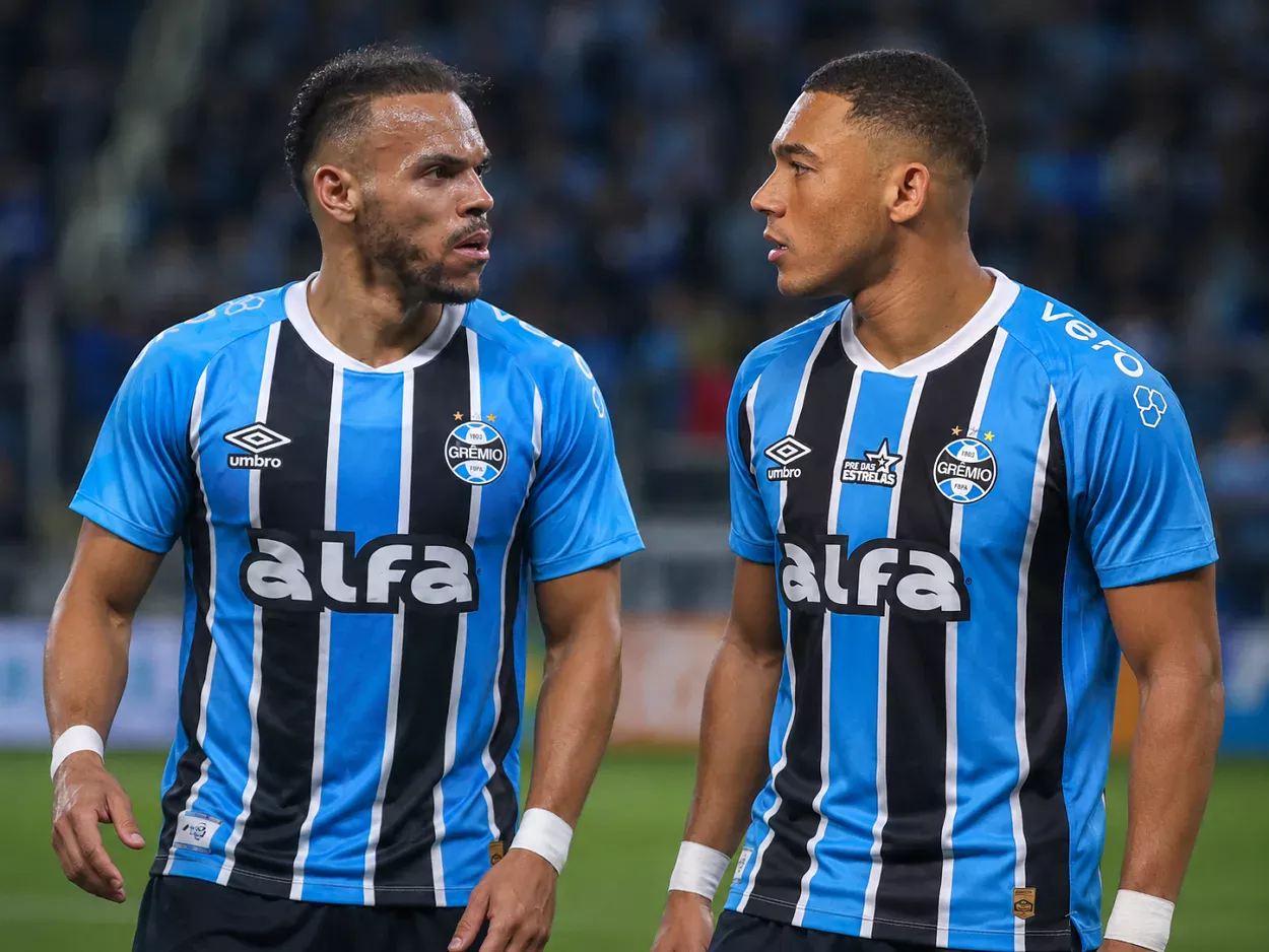 Matin Braithwaite e Carlos Vinícius, jogadores do Grêmio