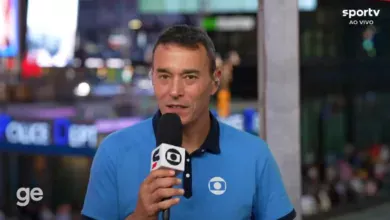 Rizek corneta sorriso de Denilson após empate do Brasil: "Está rindo do quê?" Rizek com Denilson