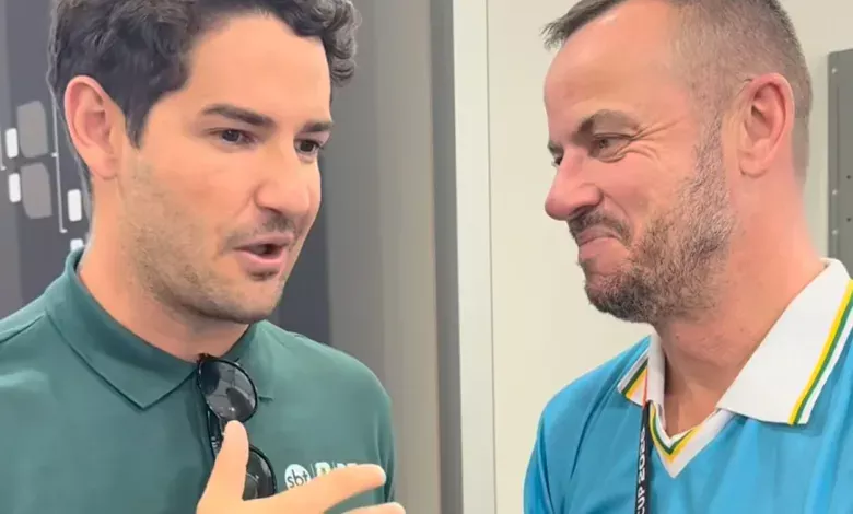 Direto da Copa, Vaguinha entrega camisa do Inter para Pato, que diz: "Amo o clube" Pato e Vaga