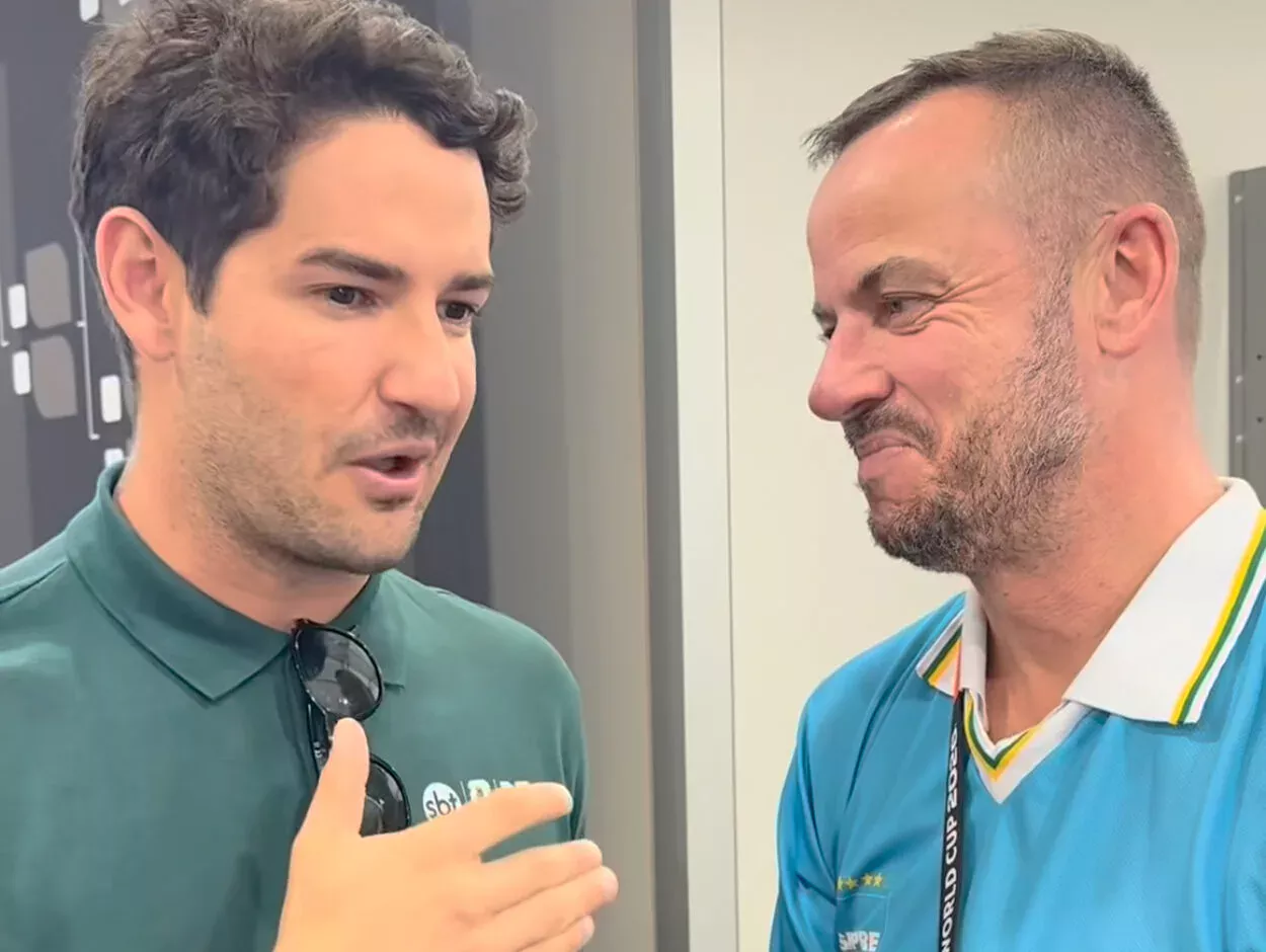 Direto da Copa, Vaguinha entrega camisa do Inter para Pato, que diz: "Amo o clube" Pato e Vaga
