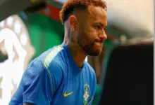 Neymar volta a trabalhar com os colegas, recebe "batismo" e brinca com jornalistas Rafael Ribeiro/CBF
