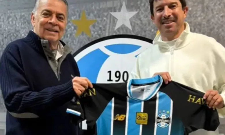 Tcheco faz visita ao Grêmio e tem encontro com Paulo Pelaipe: "Que honra" Tcheco ex-Grêmio