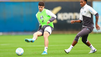 Luís Castro tem "rápida conversa" com jogadores do Grêmio e comanda treino tático Grêmio hoje