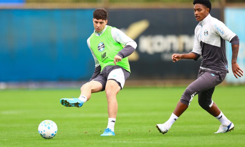 Luís Castro tem "rápida conversa" com jogadores do Grêmio e comanda treino tático Grêmio hoje