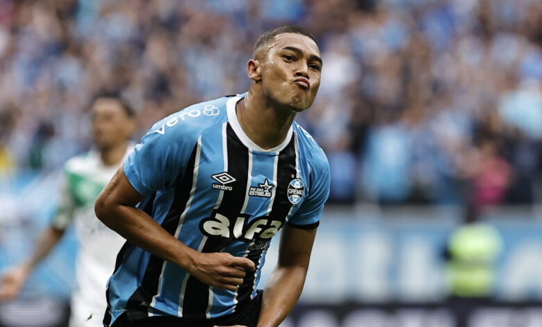 Carlos Vinícius revela lição de Harry Kane e mira crescimento no Grêmio Carlos Vinicius (95), jogador do Grêmio comemora gol marcado durante partida contra o Juventude, válida pela 30ª rodada do Campeonato Brasileiro 2025. FOTO: Roberto Vinícius/AGAFOTO - Direitos reservados - Proibida a reprodução.