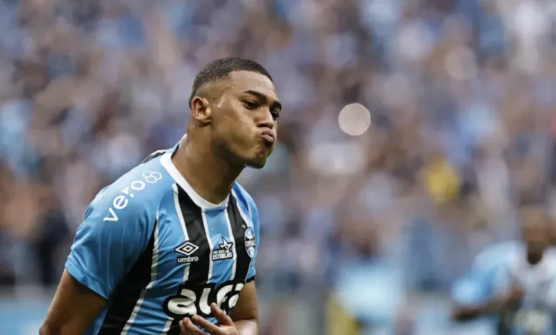 Grêmio conta com gols de Carlos