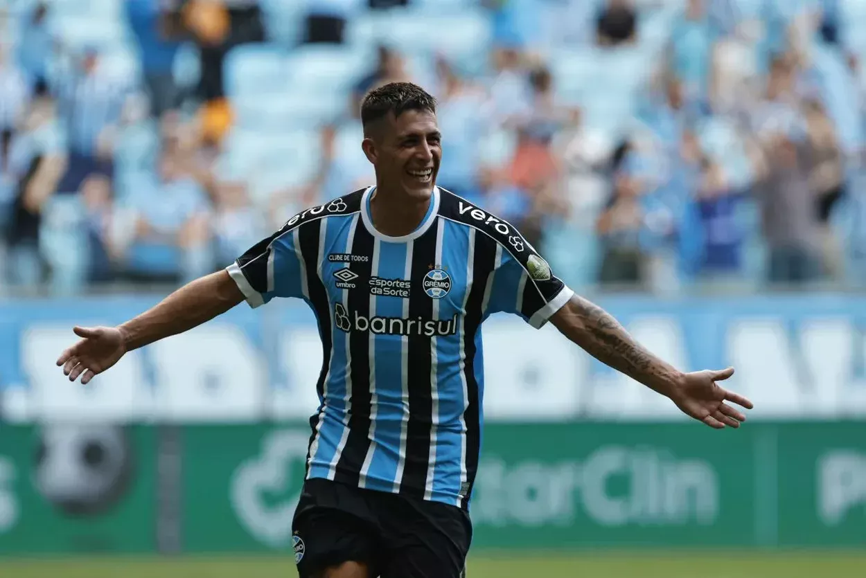 Grêmio tem sete jogadores em fim de contrato e futuro aberto para 2027 Pavón vem jogando bem no Grêmio
