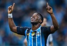 Amuzu comemora seu gol na vitóia do Grêmio po 2x0 contra o Confiança, na Copa do Brasil