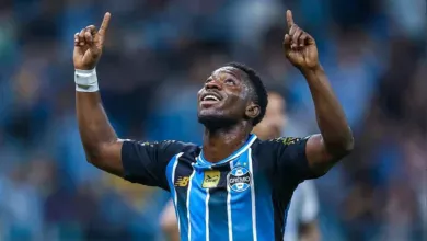 Amuzu "sofre" com confirmação da saída de Arthur do Grêmio: "Pessoa maravilhosa" Amuzu comemora seu gol na vitóia do Grêmio po 2x0 contra o Confiança, na Copa do Brasil