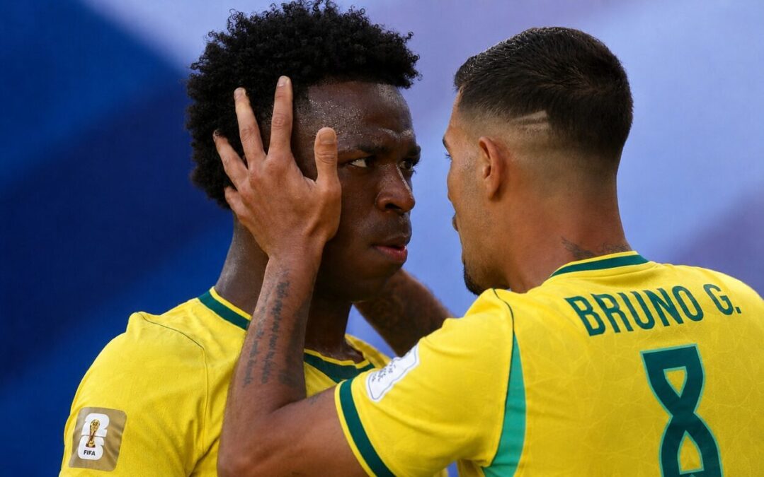 Vini Jr comemora seu gol com Bruno Guimarães. Brasil x Marrocos