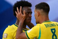 Vini Jr comemora seu gol com Bruno Guimarães. Brasil x Marrocos