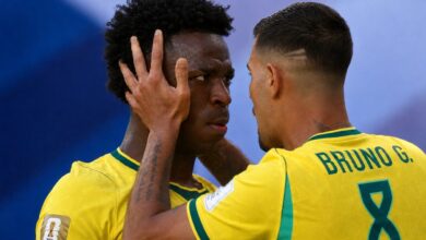 Brasil sofre, mas Vini Jr marca golaço e evita derrota contra Marrocos na Copa Vini Jr comemora seu gol com Bruno Guimarães. Brasil x Marrocos