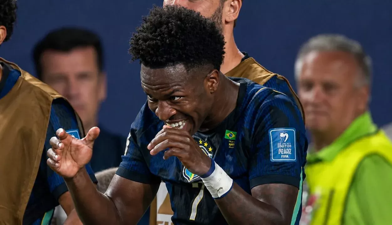 Vini Jr, faz gol contra o Haiti, com a camiseta do Brasil. Falta pouco para cumprir promessa para Felipão, coordenador técnico do Grêmio