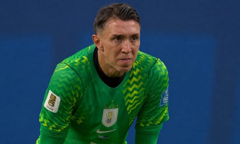 Rochet, do Inter, volta ao banco e vê Muslera falhar de novo na Copa Muslera, goleiro do Uruguai no lugar de Rochet