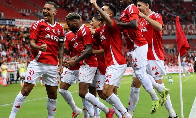 Jogadores do Inter comemorando gol