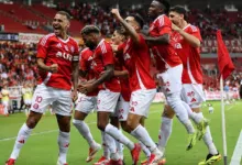 Jogadores do Inter comemorando gol